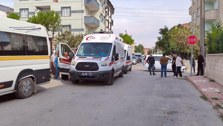 Bursa’da hafif ticari araç ile servis minibüsünün çarpıştığı kazada 11 kişi yaralandı