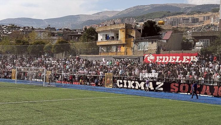 Depremde futbolcu çocuklarını kaybeden aileler, ilk maçta takımı yalnız bırakmadı