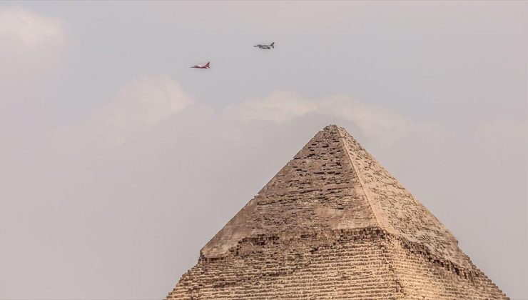 HÜRJET, Mısır piramitleri üzerinde gösteri uçuşu yaptı