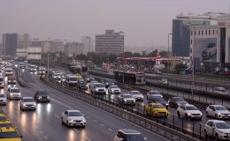 İstanbul’da haftanın ilk iş günü yağışın da etkisiyle trafik yoğunluğu arttı