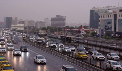 İstanbul’da haftanın ilk iş günü yağışın da etkisiyle trafik yoğunluğu arttı