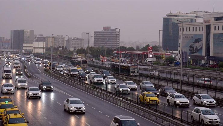 İstanbul’da haftanın ilk iş günü yağışın da etkisiyle trafik yoğunluğu arttı