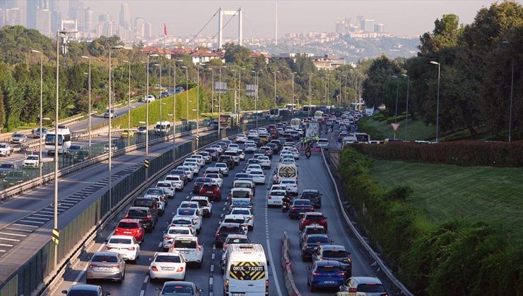 İstanbul’da haftanın son mesai gününde trafik yoğunluğu yaşanıyor