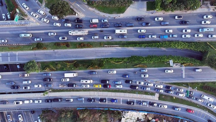 İstanbul’da haftanın üçüncü iş gününde trafik yoğunluğu yaşanıyor