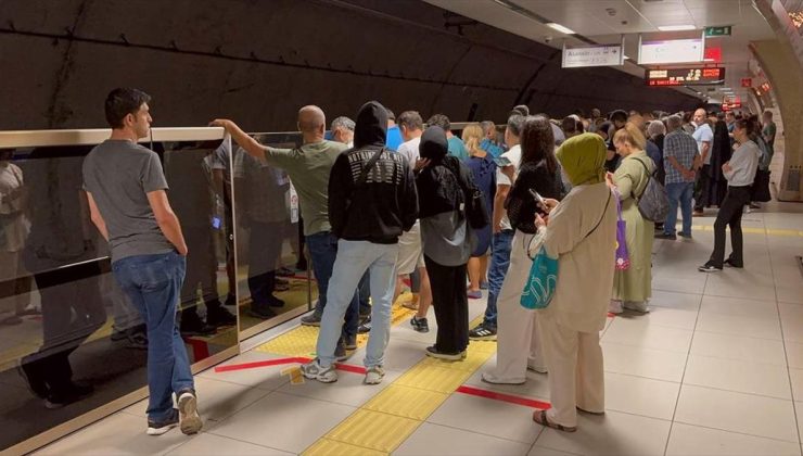 İstanbul’da Samandıra-Üsküdar seferini yapan metro arızalandı