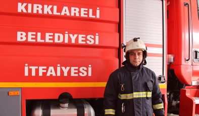 İtfaiyeci babası ve amcası gibi alevlerle mücadele ediyor