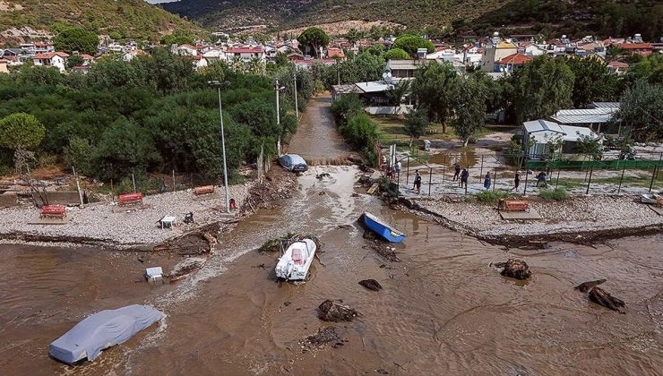 İzmir Menderes’te sağanak sonrası yol çöktü, bazı ev ve iş yerlerini su bastı