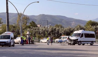 Osmaniye’de otomobille çarpışan okul servisindeki 8 öğrenci yaralandı