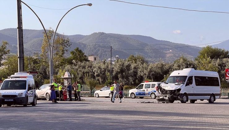 Osmaniye’de otomobille çarpışan okul servisindeki 8 öğrenci yaralandı