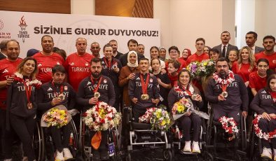 Paralimpik Oyunları’nda “tarih yazan” sporcular Türkiye’ye döndü