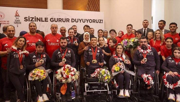 Paralimpik Oyunları’nda “tarih yazan” sporcular Türkiye’ye döndü