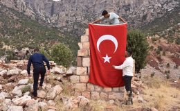 PKK’lı teröristlerin katlettiği yakınlarını, saldırının gerçekleştiği eve Türk bayrağı asarak andılar