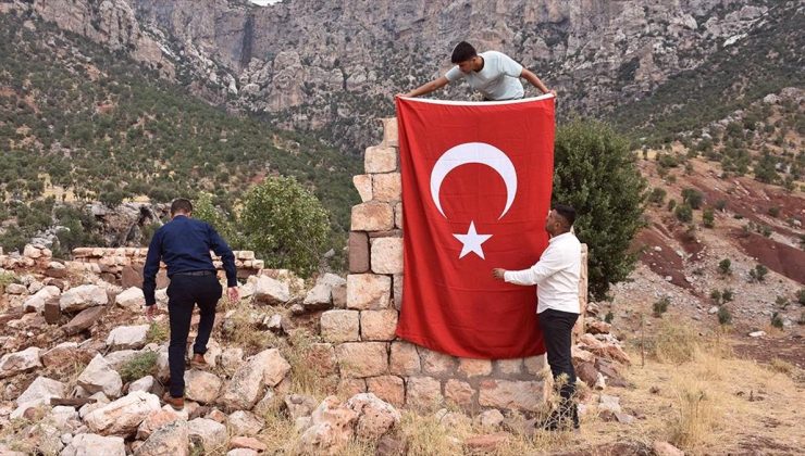 PKK’lı teröristlerin katlettiği yakınlarını, saldırının gerçekleştiği eve Türk bayrağı asarak andılar