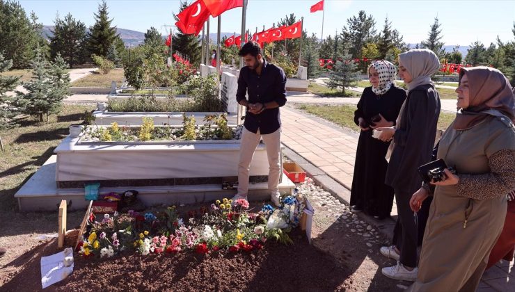 Şehit polis memuru Şeyda Yılmaz’ın kabri çiçekler ve duygu dolu mektuplarla donatıldı