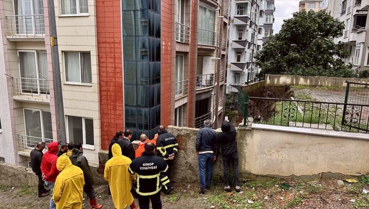 Sinop’ta sağanak nedeniyle istinat duvarı yıkıldı, bazı yollarda hasar oluştu