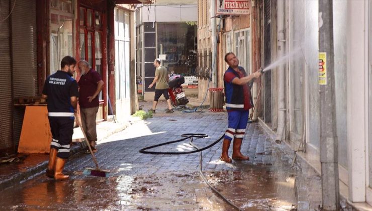 Taşkın ve heyelan meydana gelen Araklı’da temizlik çalışmaları sürüyor