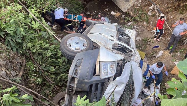 Tokat’ta fındık işçilerini taşıyan minibüs devrildi, 20 kişi yaralandı