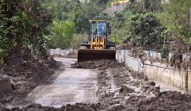 Trabzon’da taşkın ve heyelan meydana gelen ilçelerde temizlik çalışmaları sürüyor