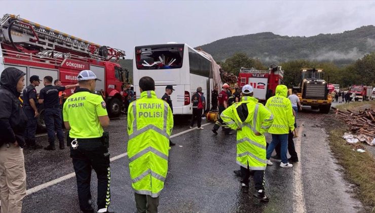 Zonguldak’ta otobüsle kamyonun çarpıştığı kazada 2 kişi öldü, 23 kişi yaralandı