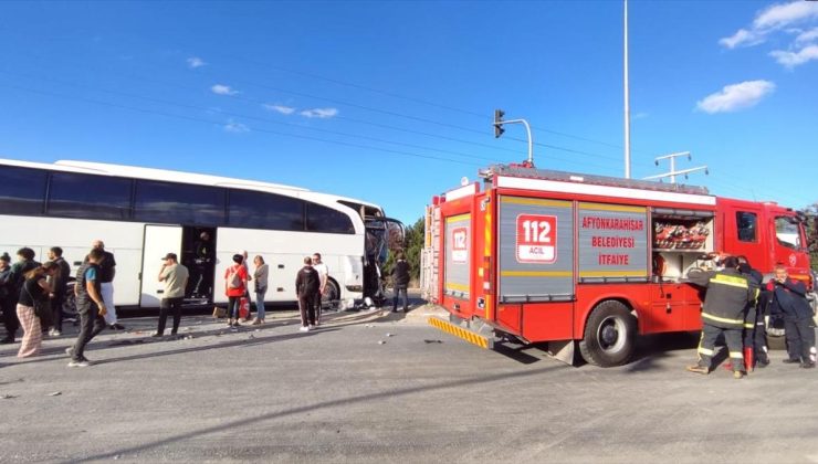 Afyonkarahisar’da yolcu otobüsüyle kamyon çarpıştı, muavin öldü, 19 kişi yaralandı