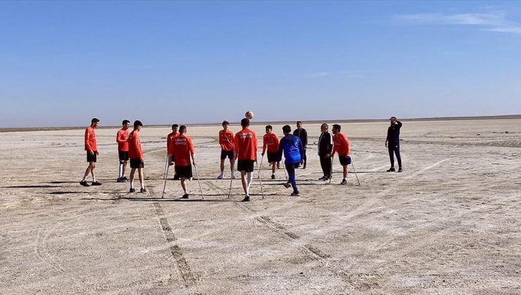 Ampute Milli Futbol Takımı, kuraklığa dikkati çekmek için kuruyan göl üzerinde antrenman yaptı