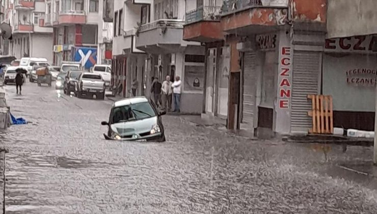 Artvin’in Hopa ilçesinde sağanak hasara yol açtı