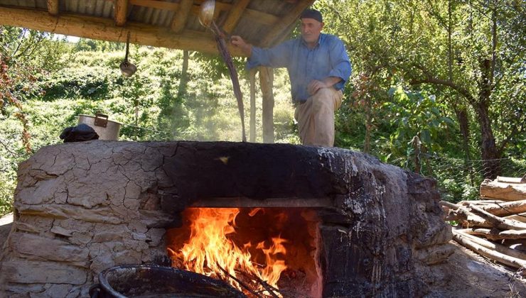 Asırlardır geleneksel yöntemlerle üzüm pekmezi yapıyorlar