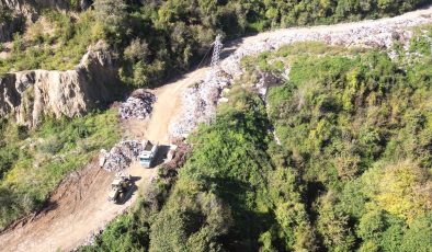 Bartın’da vahşi depolama alanının dolması nedeniyle yola dökülen çöpler kaldırılıyor