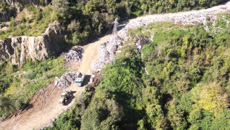 Bartın’da vahşi depolama alanının dolması nedeniyle yola dökülen çöpler kaldırılıyor