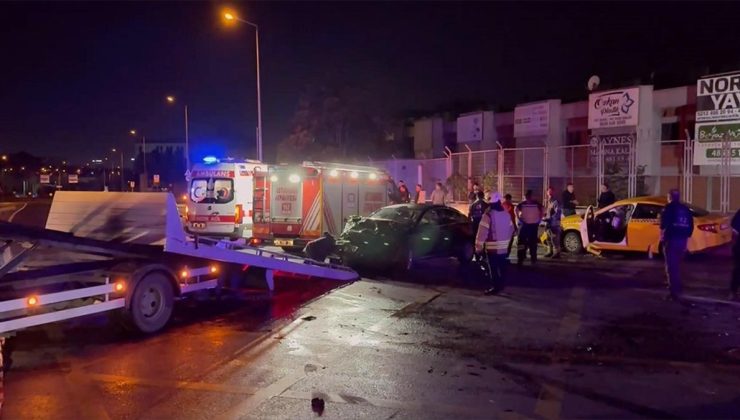 Başakşehir’de taksi ile otomobil çarpıştı, 10 kişi yaralandı