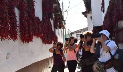 Bilecik’in tescilli biberinin kurutulduğu köy fotoğrafçıları ağırlıyor