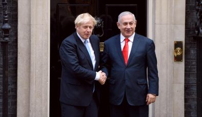 Boris Johnson, Netanyahu’nun ziyaretinden sonra banyosunda dinleme cihazı bulunduğunu belirtti