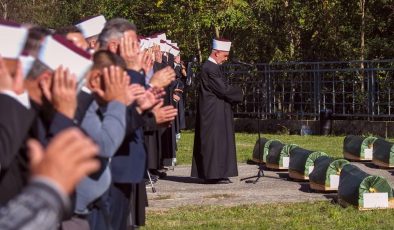 Bosna Hersek’teki sel felaketinde hayatını kaybedenler için toplu cenaze töreni