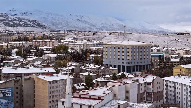 Erzurum şehir merkezine mevsimin ilk karı yağdı