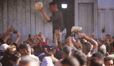 İsrail’in saldırılarını sürdürdüğü Gazze Şeridi’nin güneyinde un ve ekmek krizi derinleşiyor