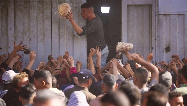 İsrail’in saldırılarını sürdürdüğü Gazze Şeridi’nin güneyinde un ve ekmek krizi derinleşiyor