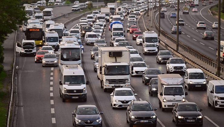 İstanbul’da sabah saatlerinde trafik yoğunluğu yaşanıyor