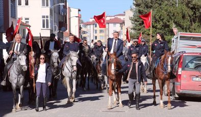 İstiklal Yolu’nu at sırtında geçtiler