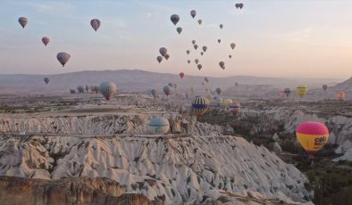 Kapadokya’da sıcak hava balonları rekora uçtu