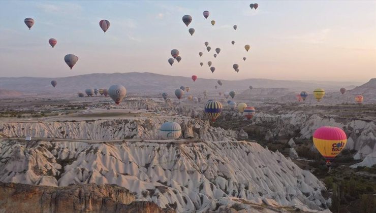 Kapadokya’da sıcak hava balonları rekora uçtu