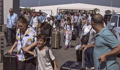 Lübnan’dan Türk vatandaşlarının deniz yoluyla tahliyesi başladı