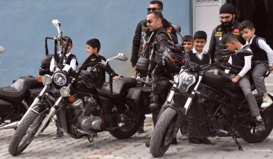 Motosikletleriyle çocuklara “mutluluk taşıdılar”