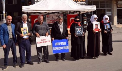 Muşlu aileler DEM Parti binası önündeki “evlat nöbeti”ni sürdürdü