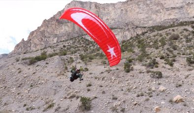 Şampiyon yamaç paraşütçü, hazırlıklarını Uzundere’nin sarp dağlarında yapıyor