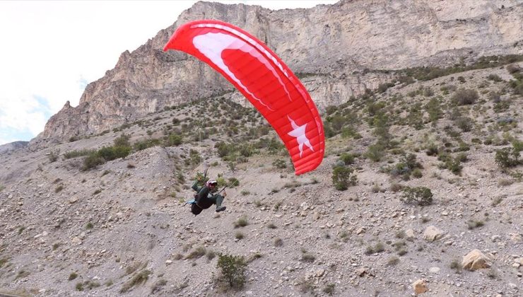 Şampiyon yamaç paraşütçü, hazırlıklarını Uzundere’nin sarp dağlarında yapıyor