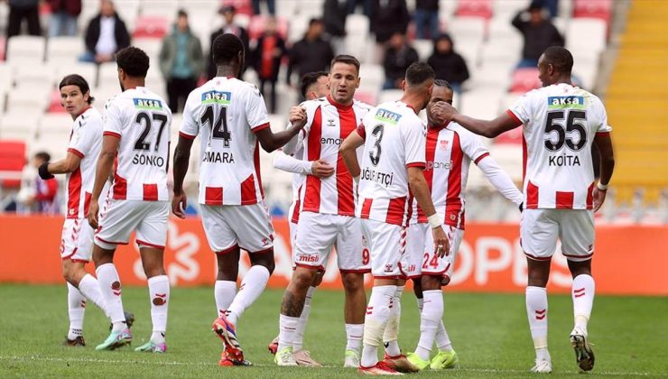 Sivasspor, sahasında Atakaş Hatayspor’u 3-2 yendi