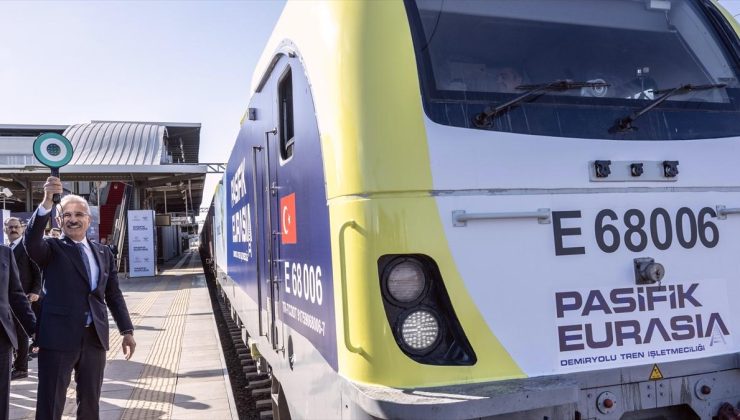 Türkiye’nin ilk özel uluslararası yük treni İstanbul’dan Avrupa’ya uğurlandı