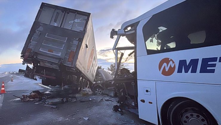 Afyonkarahisar’da 3 aracın karıştığı trafik kazasında 30 kişi yaralandı