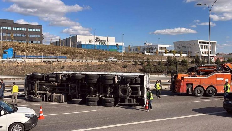 Anadolu Otoyolu’nun Kocaeli kesiminde devrilen kamyon ulaşımı aksattı