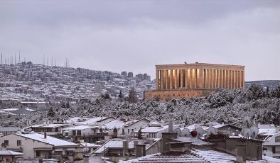 Başkent kar yağışıyla beyaza büründü